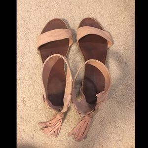 Heeled zip-up tassel sandals